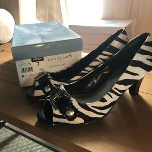 Jaclyn Smith zebra print low heel women’s size 7